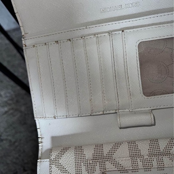 Micheal kors large wallet !! - Picture 10 of 10